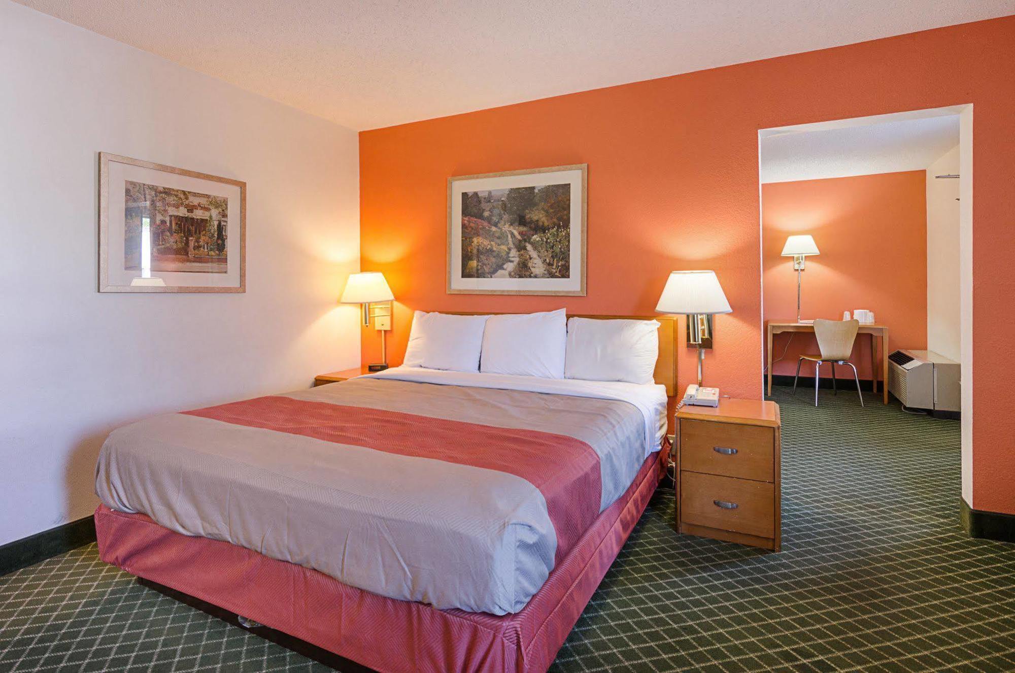 Econo Lodge Inn & Suites จอห์นสันซิตี ภายนอก รูปภาพ